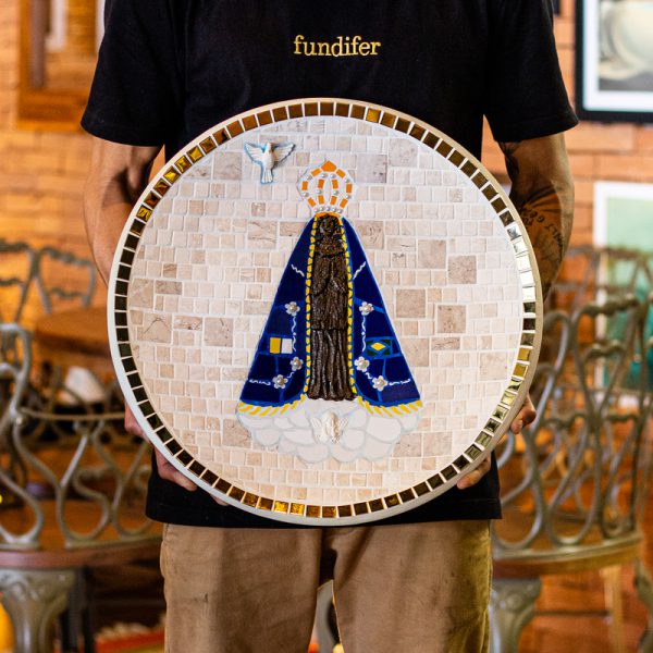 Moisaico da Nossa Senhora Circular em Argila, Azulejo e Pastilhas de Inox de Edalmo Morais