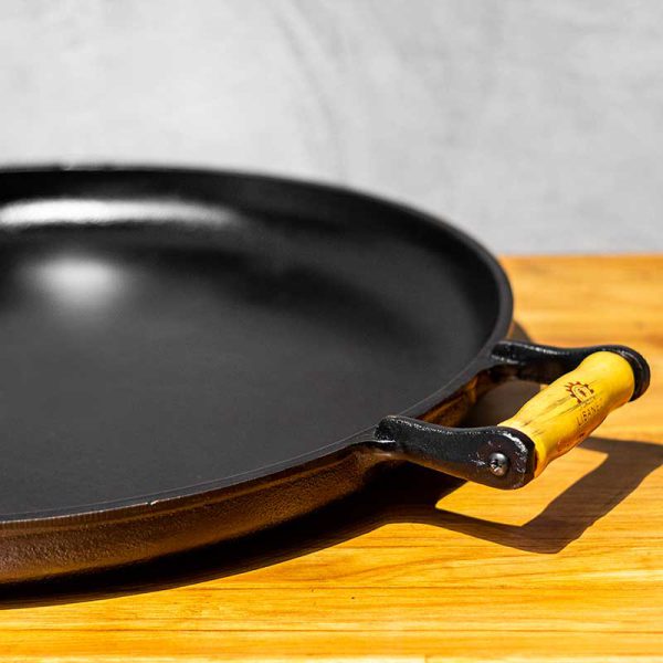 Chapa Lisa Picanheira em Ferro Fundido com Cabo de Madeira