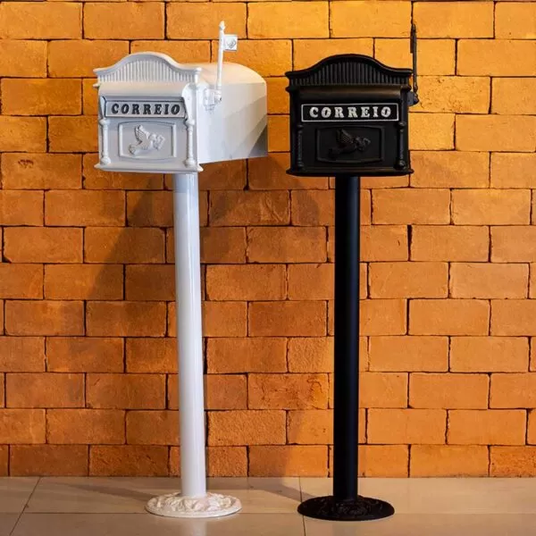 Caixas de Correio Americana com Pé Preta e Branca