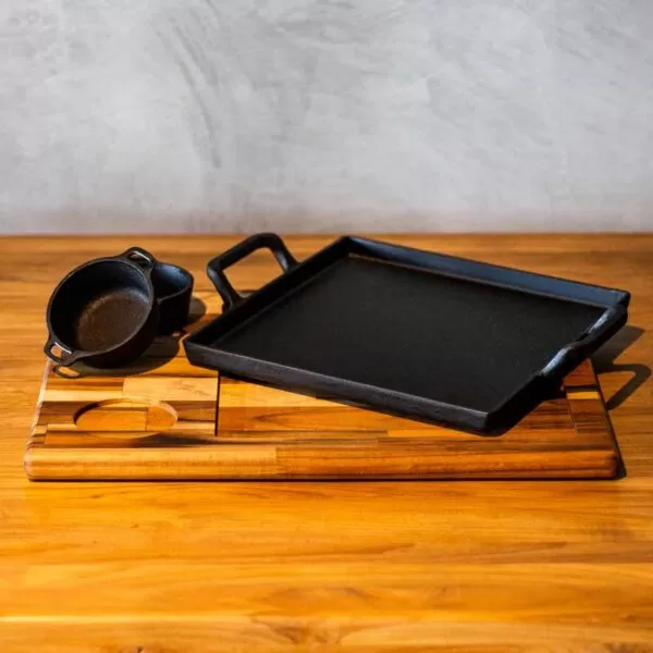 Conjunto de Chapa 26cm e Panelinhas de Ferro Fundido com Suporte de Madeira