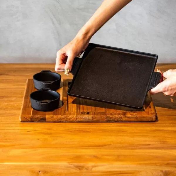 Conjunto de Chapa 22cm e Panelinhas de Ferro Fundido com Suporte de Madeira