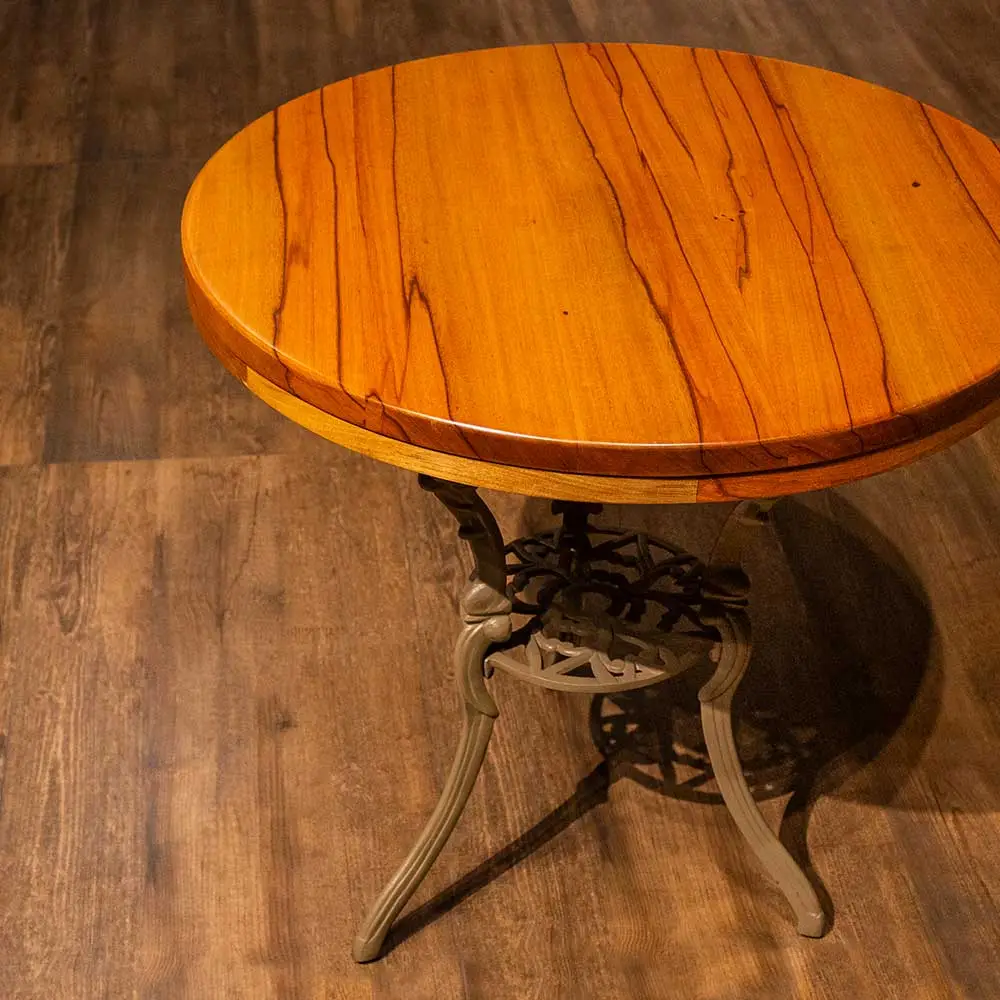 Conjunto Viena com Alumínio Fundido e Madeira Nobre Cor Fendi e Madeira