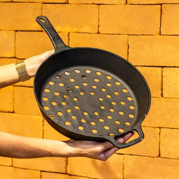 Frigideira Perfurada em Ferro Fundido