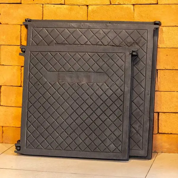 Tampão para cisterna articulado em ferro fundido com cadeado